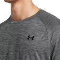 Borst detail van grijs sportshirt met fijne zwarte horizontale strepen en zwart Under Armour logo.