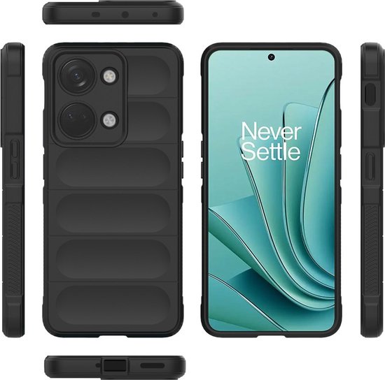 Coque de téléphone noire sous différents angles, avec un smartphone à l'intérieur.