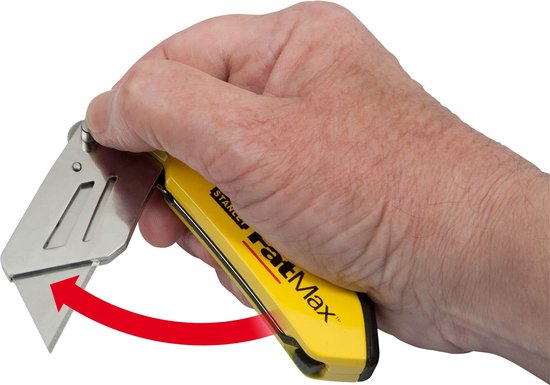 Hand met gele Stanley FatMax vouwmets met metalen mes.