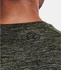 Close-up van de nek van een groen gemêleerd sportshirt met zwart Under Armour logo.