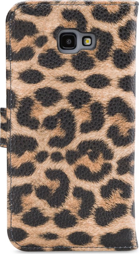 Coque de téléphone imprimé léopard marron, fermée, avec découpe caméra à l'arrière et fermeture magnétique.