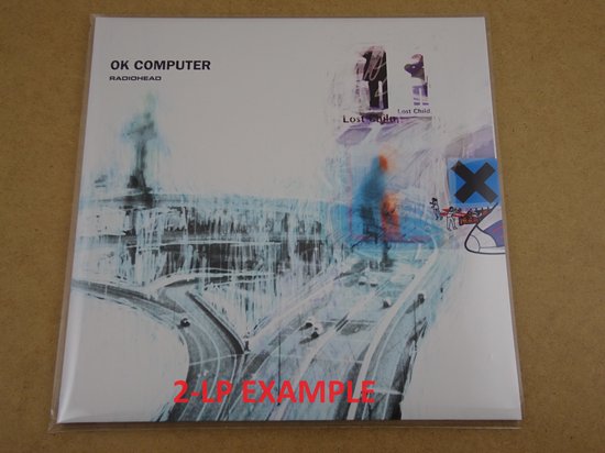 Transparante plastic hoes met kunstwerk van Radiohead's OK Computer, met rode tekst '2-LP EXAMPLE'.