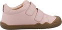 Roze leren peuter sneaker met bruine zool, twee klittenbandsluitingen, perforaties en Geox logo.