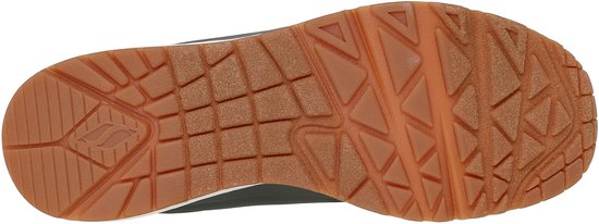 Onderkant van olijfgroene Skechers sneaker met een bruin rubberen profielzool.