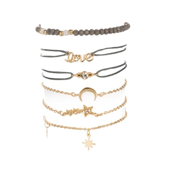 Zes armbanden met een maan-, sterren-, en 'love'-bedeltjes, in goudkleurig metaal en grijze koordjes, met grijze en witte kraaltjes.
