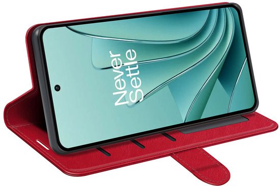 Rood wallet book case met telefoon erop. Telefoon toont 'Never Settle' logo. De hoes is opengeklapt.