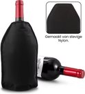 Zwarte nylon wijnkoeler om een fles rode wijn, met een andere fles wijn ernaast.