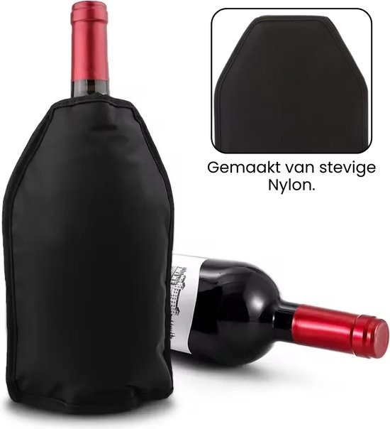 Zwarte nylon wijnkoeler om een fles rode wijn, met een andere fles wijn ernaast.