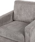 Grijze corduroy fauteuil met verchroomde metalen poten, focus op zitvlak en armleuningen.