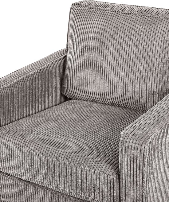 Grijze corduroy fauteuil met verchroomde metalen poten, focus op zitvlak en armleuningen.
