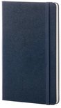 Donkerblauw Moleskine notitieboek, zijkant zichtbaar, met elastische sluiting.
