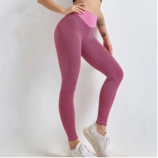 Vrouw met roze legging met honingraatpatroon en roze tailleband.
