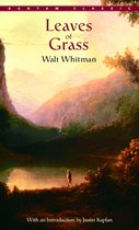 Boekcover van 'Leaves of Grass' van Walt Whitman met een schilderachtige zonsondergang over heuvels en een meer, met een man die ernaar kijkt.