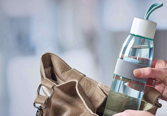 Hand doet een Mepal waterfles met witte dop en grijze band in een tas.