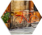 WallClassics - PVC Schuimplaat Hexagon  - Oranje Fiets bij Stenen Gebouw - 30x26.1 cm Foto op Hexagon (Met Ophangsysteem)