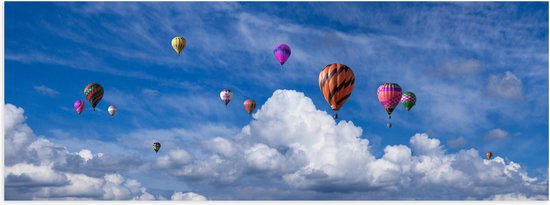 WallClassics - Poster Glanzend – Gropeje Luchtballonnen bij Witte Wolken - 60x20 cm Foto op Posterpapier met Glanzende Afwerking