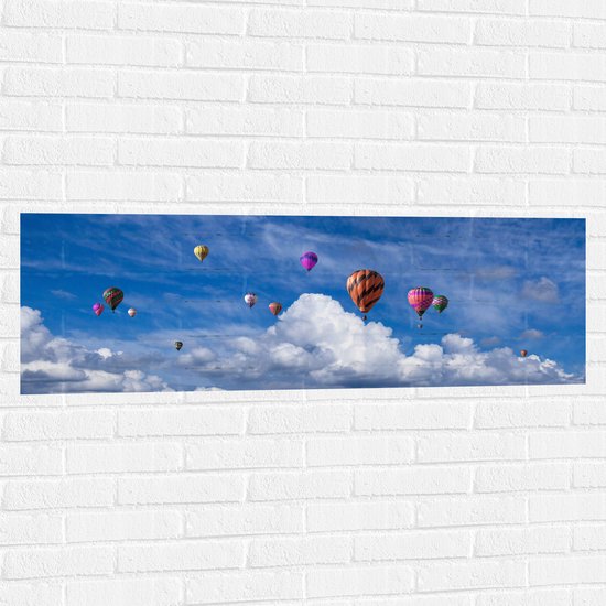 WallClassics - Muursticker - Gropeje Luchtballonnen bij Witte Wolken - 120x40 cm Foto op Muursticker