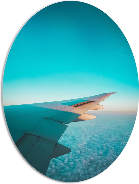 WallClassics - PVC Schuimplaat Ovaal - Witte Vleugel van Vliegtuig boven Schapenwolken - 51x68 cm Foto op Ovaal  (Met Ophangsysteem)