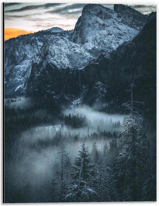 WallClassics - Dibond - Hoge Bergen boven de Bomen uit - 30x40 cm Foto op Aluminium (Met Ophangsysteem)