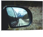 WallClassics - Dibond - Uitzicht op Sneeuwberg in Autospiegel - 100x75 cm Foto op Aluminium (Met Ophangsysteem)