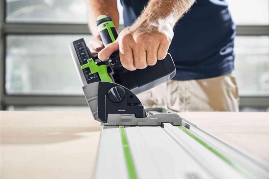 Mains utilisant une scie circulaire Festool TS 55 FEBQ sur une pièce.