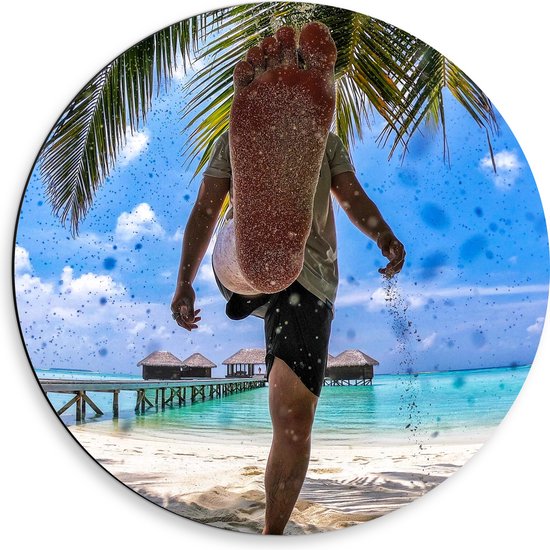 WallClassics - Dibond Muurcirkel - Man met Voet op Strand - 50x50 cm Foto op Aluminium Muurcirkel (met ophangsysteem)