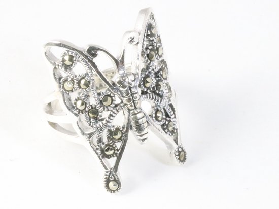 Opengewerkte zilveren vlinder ring met marcasiet - maat 18