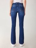 Achterkant van donkerblauwe LTB Jeans met LTB logo op de tailleband en oranje stiksels op de zakken.