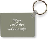 Sleutelhanger - Spreuken - All you need is love and more coffee - Koffie - Quotes - Liefde - Uitdeelcadeautjes - Plastic