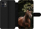Bookcase Geschikt voor iPhone 12 Pro telefoonhoesje - Paard - Takken - Portret - Met vakjes - Wallet case met magneetsluiting