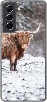 Geschikt voor Samsung Galaxy S21 FE hoesje - Schotse Hooglander - Boom - Sneeuw - Siliconen Telefoonhoesje