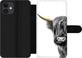 Bookcase Geschikt voor iPhone 12 Pro telefoonhoesje - Schotse hooglander - Dieren - Black and gold - Met vakjes - Wallet case met magneetsluiting