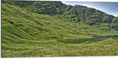 WallClassics - Dibond - Bergen met Gras en Meertje - 100x50 cm Foto op Aluminium (Met Ophangsysteem)