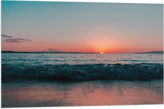 WallClassics - Vlag - Rustieg Golf op Strand bij Zonsondergang - 90x60 cm Foto op Polyester Vlag