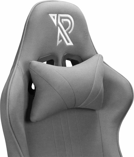 Detail van de grijze gaming stoel: hoofdsteun met 'R' logo, gestreept patroon op de rugleuning.