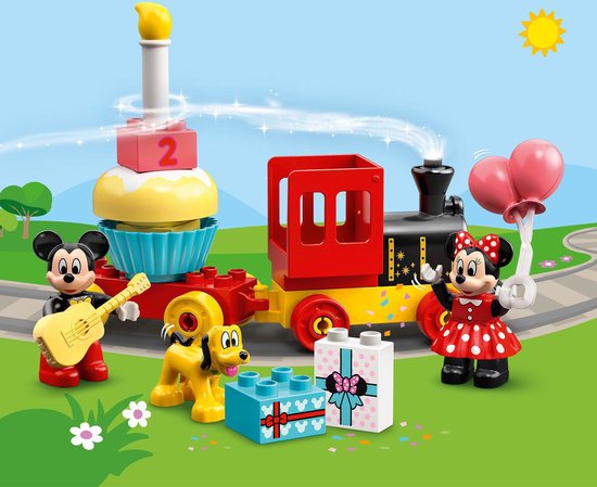 Mickey met gitaar, Minnie met ballonnen, Pluto, een cupcake met kaars en cadeautjes van de Mickey & Minnie verjaardagstrein.