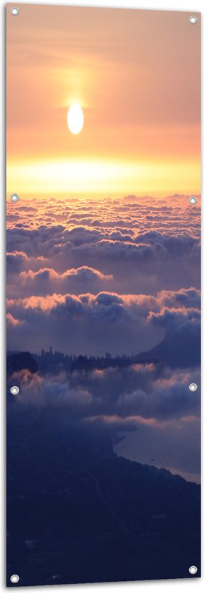 WallClassics - Tuinposter – Opkomende Zon boven de Wolken - 50x150 cm Foto op Tuinposter  (wanddecoratie voor buiten en binnen)