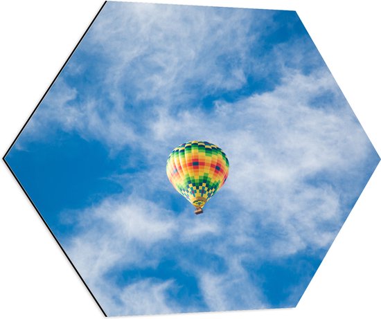 WallClassics - Dibond Hexagon - Onderaanzicht van Luchtballon bij Sluierbewolking - 70x60.9 cm Foto op Hexagon (Met Ophangsysteem)