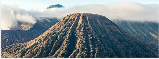 WallClassics - Poster Glanzend – Wolken boven Bromo Vulkaan, Indonesië - 60x20 cm Foto op Posterpapier met Glanzende Afwerking