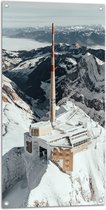 WallClassics - Tuinposter – Santis - Mountain Peak Gebouw in Bergen - 50x100 cm Foto op Tuinposter  (wanddecoratie voor buiten en binnen)