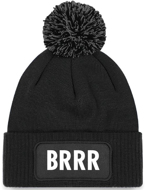 Bonnet tricoté noir avec pompon et le mot 'BRRR' en lettres blanches sur une étiquette noire.