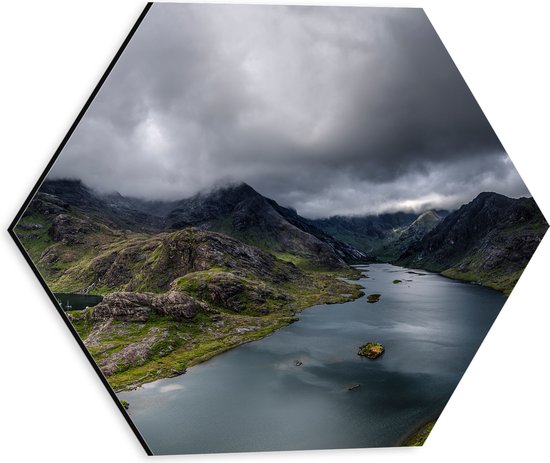 WallClassics - Dibond Hexagon - Donkere Wolken boven Rivier - 30x26.1 cm Foto op Hexagon (Met Ophangsysteem)