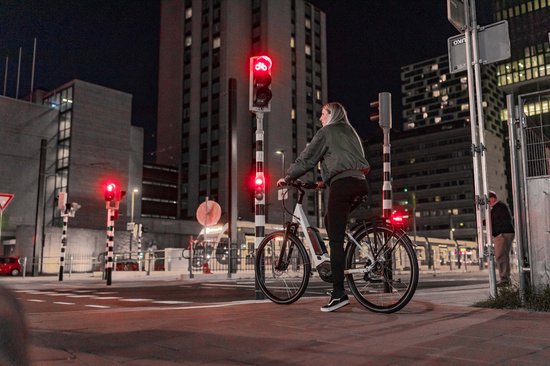 AXA Juno E‑bike Achterlicht - LED Fietsverlichting - 6–12V - 500 m Zichtbaarheid - Zijzichtverlichting - Geïntegreerde Reflector - 80 mm Montage - Rood — afbeelding 5