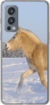 Geschikt voor OnePlus Nord 2 5G hoesje - Dravend fjord paard in de sneeuw - Siliconen Telefoonhoesje