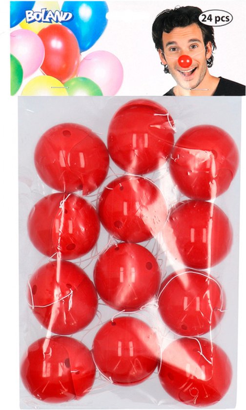 Verpakking met 24 rode Boland clownsneuzen. Op de achtergrond een man met clownsneus en ballonnen.
