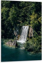 WallClassics - Dibond - Waterval Uitstromend in de Zee - 80x120 cm Foto op Aluminium (Met Ophangsysteem)