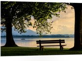 WallClassics - Panneau en mousse PVC - Banc au bord du lac avec vue sur les Montagnes - Photo 105x70 cm sur panneau en mousse PVC (avec système d'accrochage)