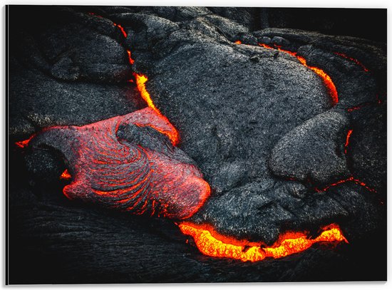WallClassics - Dibond - Brandend Magma bij Vulkaan - 40x30 cm Foto op Aluminium (Wanddecoratie van metaal)