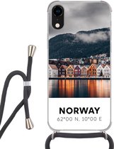 Hoesje met koord Geschikt voor iPhone XR - Noorwegen - Scandinavië - Bergen - Winter - Siliconen - Crossbody - Backcover met Koord - Telefoonhoesje met koord - Hoesje met touw