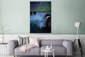 Canvas Schilderij Het stromende water van de Gullfoss waterval en het schitterende noorderlicht erboven - 80x120 cm - Wanddecoratie